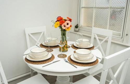 Central Stamford Apartment with private parking - Foto 36