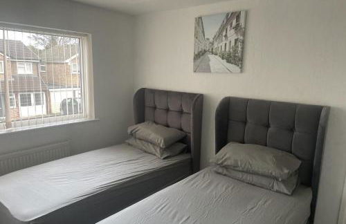 4 Bedroom House - Sleeps 6 - Garden Bbq Parking - Foto 3