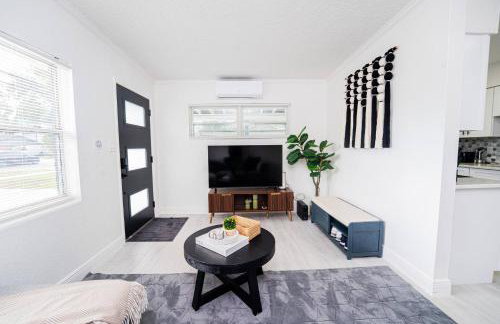 Close to the Action, Peaceful When You Return - Foto 1