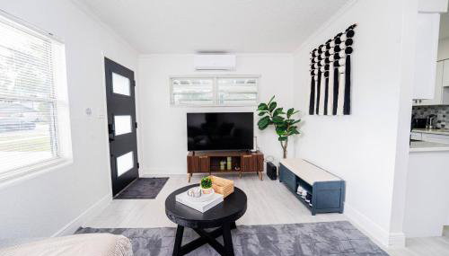 Close to the Action, Peaceful When You Return - Foto 1, Other