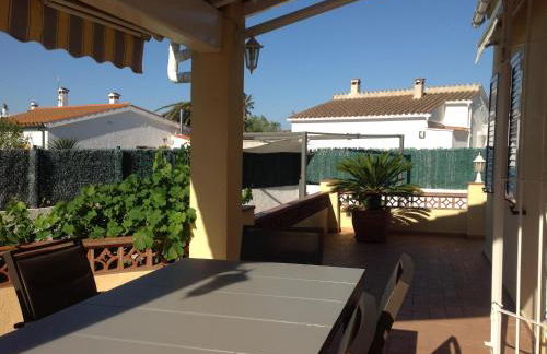 Casa con Piscina, A/A, BBQ, WiFi y Garaje en Sant Pere Pescador - ES-89-76 - Foto 4