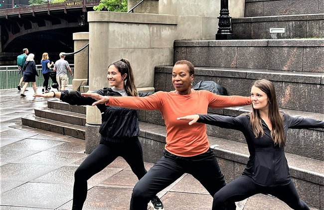 Chicago River Yoga Walk Tour - Foto 1