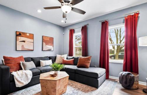 Hot Tub N64 Mins to Downtown Sleeps 8 - Foto 1