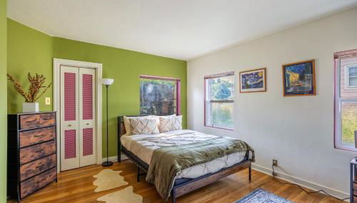 Cozy 2BR Home Near UNR with Large Deck & Parking - Photo 4