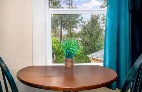 The Carriage House Chic Treetop Loft and Hot Tub - Foto 9