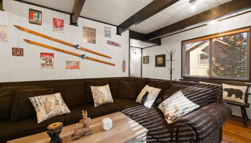 Entire Cabin, Walk to Ski Slopes, Hot Tub, Pet Friendly, Fast WiFi, 2 Parking, 2 Fireplace, Wash & Dryer, Fenced, Fire Pit, BBQ, Hike, Golf, Zoo - Foto 5