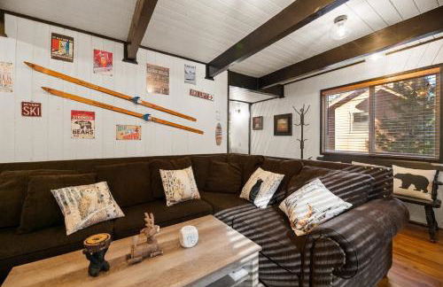 Entire Cabin, Walk to Ski Slopes, Hot Tub, Pet Friendly, Fast WiFi, 2 Parking, 2 Fireplace, Wash & Dryer, Fenced, Fire Pit, BBQ, Hike, Golf, Zoo - Foto 5