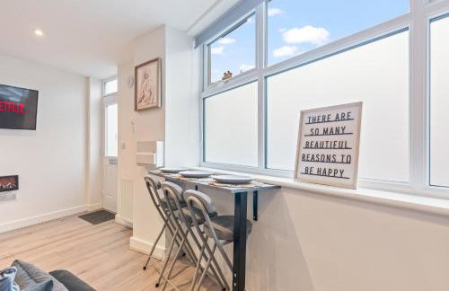 Central 2 Bedroom Apartment with Free Parking Sleeps 8 & Walk to City Centre & Arena - Foto 26