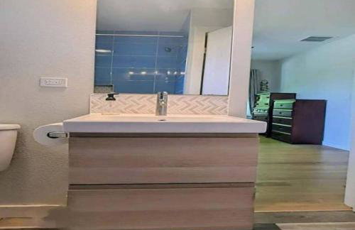 2 Large Bedrooms Open Living Peaceful - Photo 4