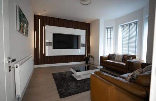 Luxury 6 Bed near city centre with Cinema Room & games room plus 5 bathrooms - Foto 1