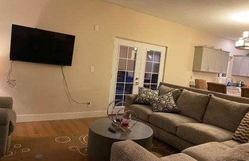 Huge Cozy Home with Many Bedrooms in Ivywild - Foto 45