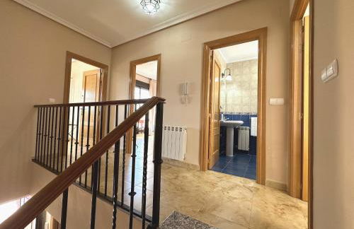 Casa grande de tres plantas con parking gratis - Foto 25