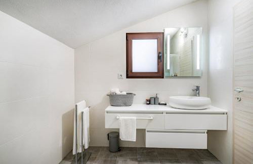 Villa Kadena - Luxury Seaside Villa with Private Heated Pool - Photo 54