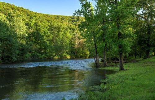 Stunning Riverfront Log Cabin Nestled Amidst Trees in Nashoba, Oklahoma - Foto 8
