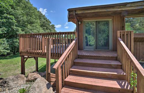 Grand Escape w/ Deck, Game Room, Nature View! - Foto 39