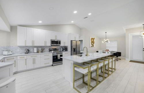 Lux Fam Private Resort Pool Spa, 2 Private Pickleball Courts, Basketball, Ping Pong Table, Mini Golf, Close To Beach & Dining Home Sleeps 8 - Photo 15