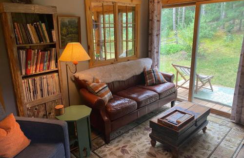 Cabin in the woods with fire pit and porch - Foto 1