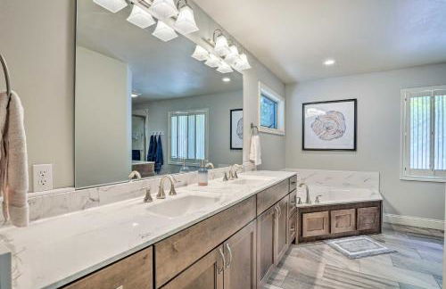 Spacious Lakefront Home with Private Dock! - Foto 14