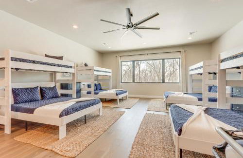 Game Room and Hot Tub! Lakefront Monkey Island Haven - Foto 32