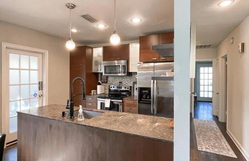 Dog-Friendly Yard! Walkable Dixieland District Gem - Foto 7