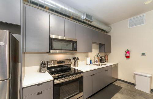 Stylish South Hill Retreat Queen Bed and Sofa Sleeper Full Kitchen Free Parking - Foto 59