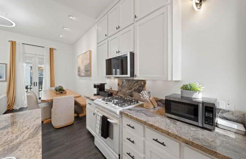 City Lights and Rooftop Nights by Rather Be Properties - Foto 34