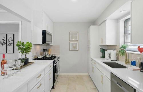 Spacious 5BR Getaway with Pool - Foto 16