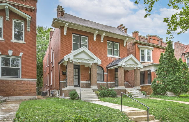 Expansive Downtown Home | JZ Vacation Rentals - Photo 37