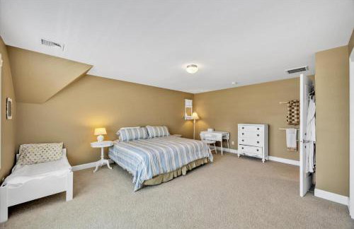 Stay 1 Block from Ocean at 7-Bed Retreat with Yard, Deck and Game Room, Host Up to 22 Across 16 Beds, Gas Fireplace, Gas Grill, Ample Parking, Walk to Menauhant Beach, Perfect for Family Getaway, 24 Hr Hospitality - Foto 56