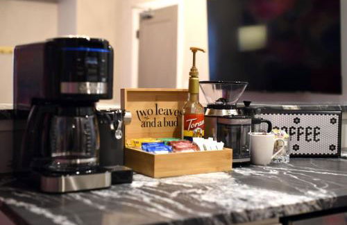 HostWise Stays - 2 King Beds, Free Street Parking, North Side Gem - Foto 3