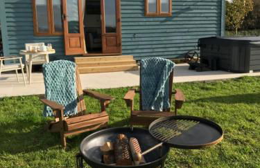 Ty Beti at Gorlan yr Efail Shepherds Hut with Private Hot Tub - Foto 1