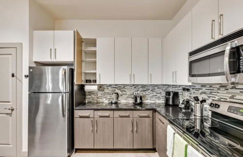 Tasteful 2BR I Pool I Gym I Parking I Workspace - Foto 19