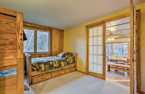 Riverfront Manton Cabin with Pool Table and Fire Pit! - Foto 21