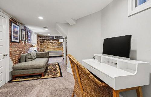 5-Bedroom Victorian Home Private Yard Sleeps 10 - Photo 18