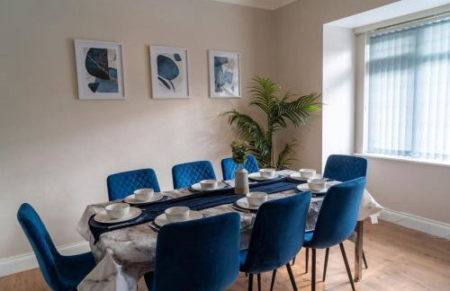 Spacious 15 Guest Home With 9 Beds in Shirley - Photo 27