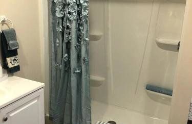 The Sunflower - Hot Tub Hideaway on 13 Wooded Acres - Fire Pit - Lake View - Near Keuka & Seneca Lake - Pet-Friendly - Foto 10