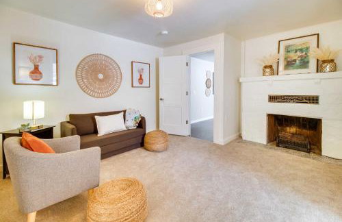 Charming Mountain Home Retreat Walk to Marina! - Foto 22