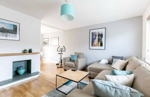 Spacious Modern Garden Family Home - Photo 2