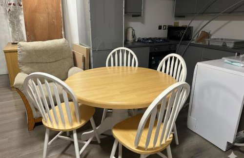 Broad Oak Stays 2BR Flat for 6 with Parking - Photo 3