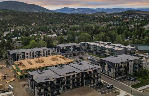 4-Season Modern Mountain Penthouse with Private Hot Tub & Scenic Views - Foto 33