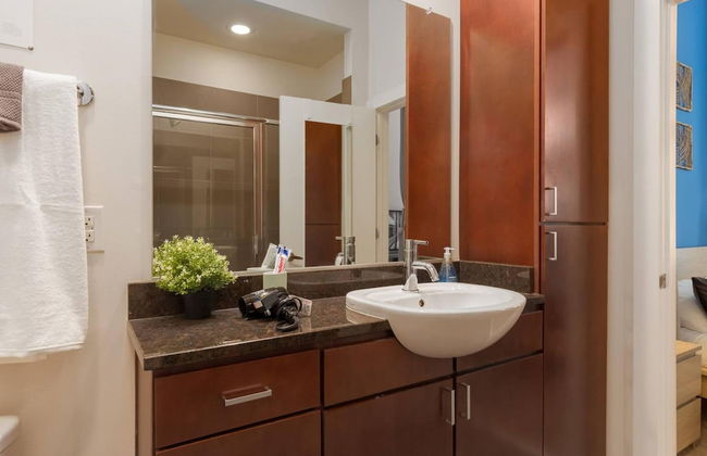 Vibrant 2-Story Apartment with Apple TV - Foto 25