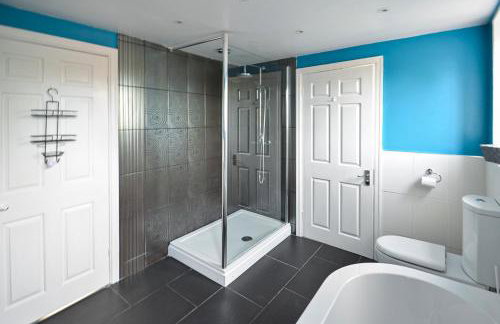 Huntsfield House- Stunning Modern 4 Bedroom House Suitable for Work and Leisure Stays - Foto 16