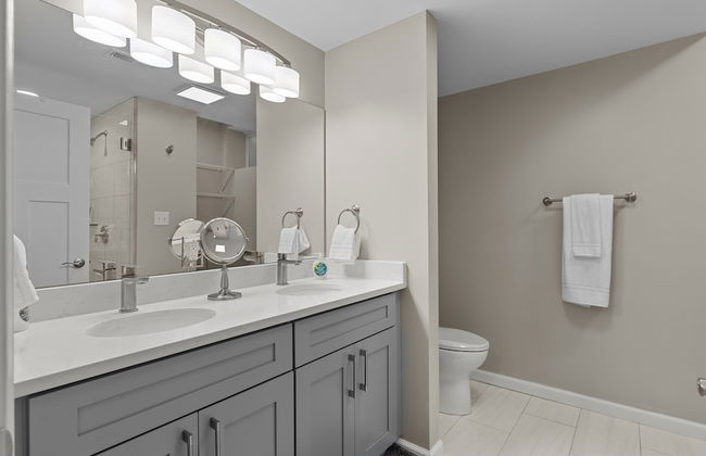 Bright Urban Comfort | JZ Vacation Rentals - Photo 41