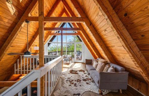 Charming A-Frame Cabin w Hot Tub & Mountain Views - Foto 17