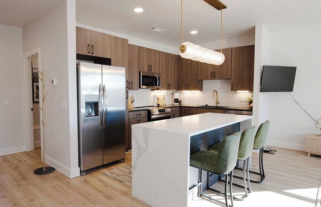 5020 PLace - Luxury Apartment - Photo 4