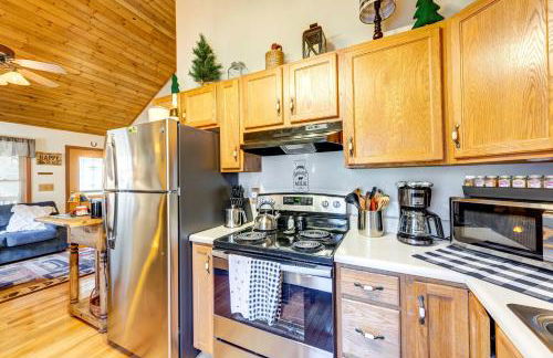 Scenic Marble Cabin with Fire Pit! - Foto 10