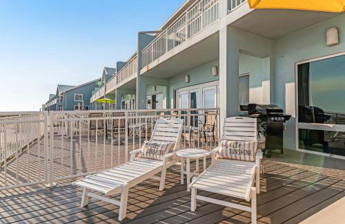 Dog-friendly beachfront dream with a wet bar & two furnished balconies - Foto 44