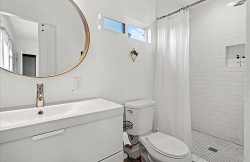 NEW Beautiful BOHO Home by Beach, Downtown + Shops - Foto 14