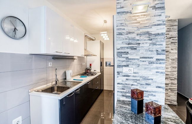 Modern apt Close to Znjan Beach, With big Terrace - Photo 12