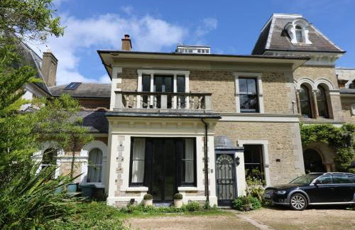 Perfect Retreat in Luxury & Historical Manor House - Photo 1